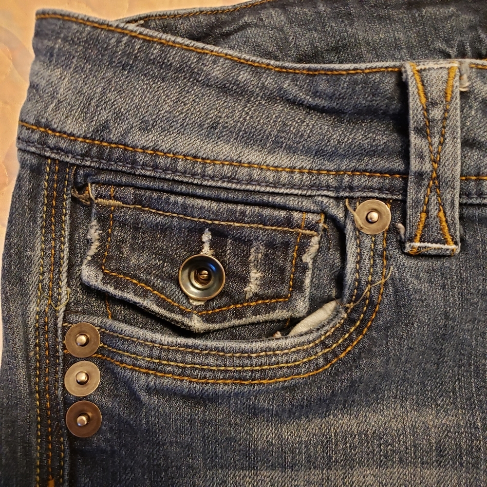 Cache Distressed Denim Capris - Size 6 - image 6